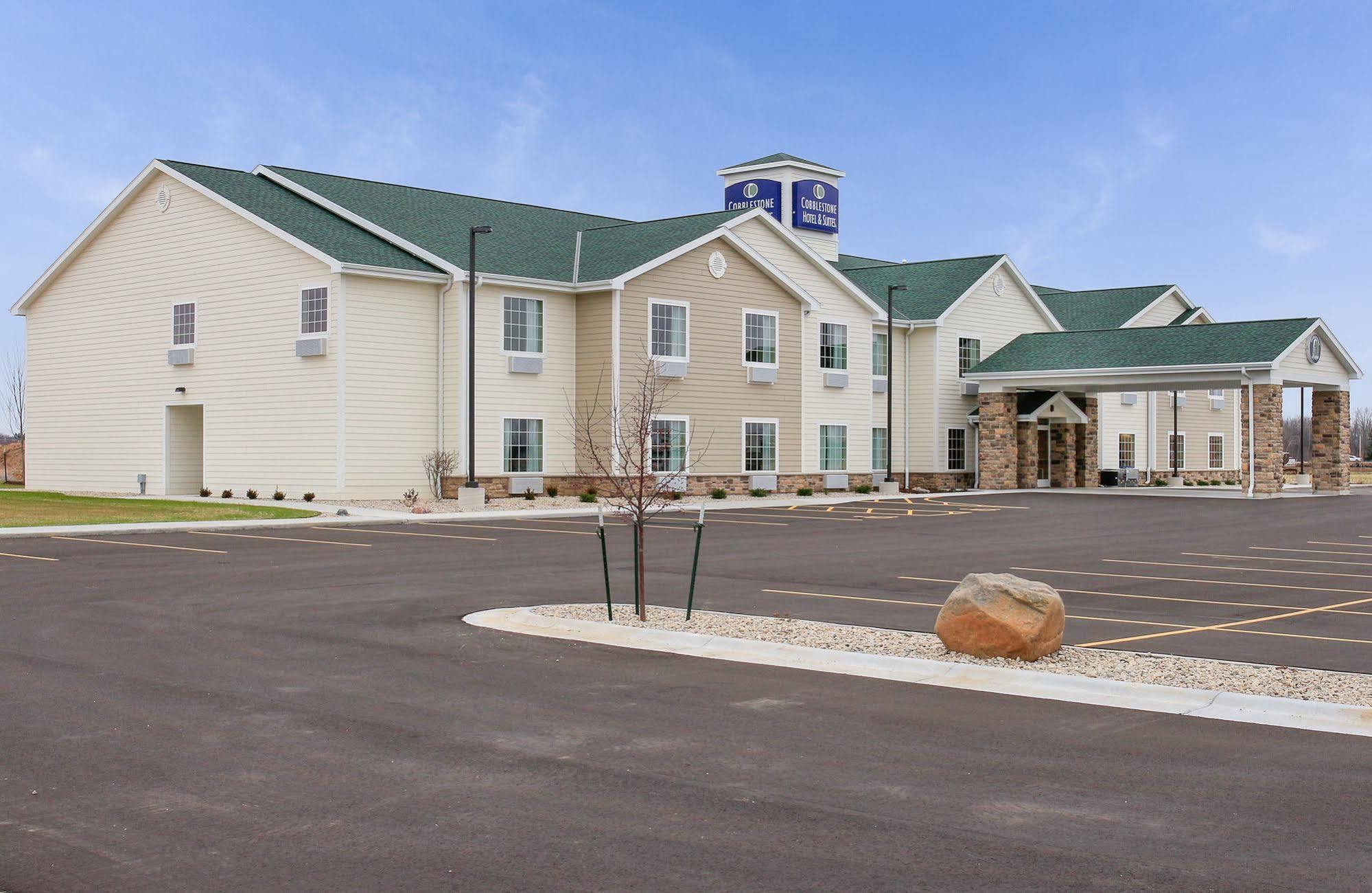 Cobblestone Hotel & Suites Pulaski/Green Bay Exterior photo