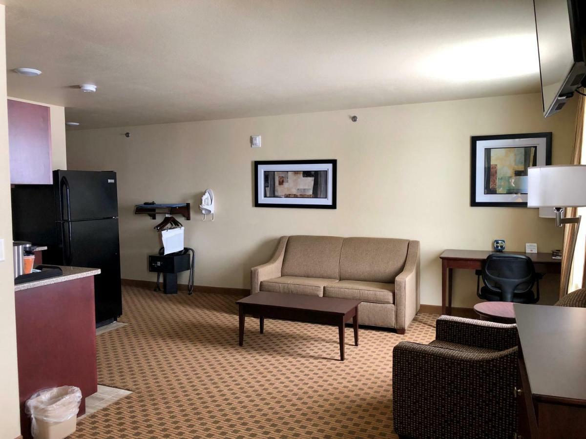 Cobblestone Hotel & Suites Pulaski/Green Bay Exterior photo